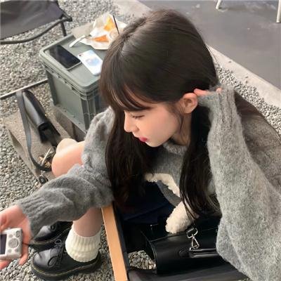戴流苏耳环的少女